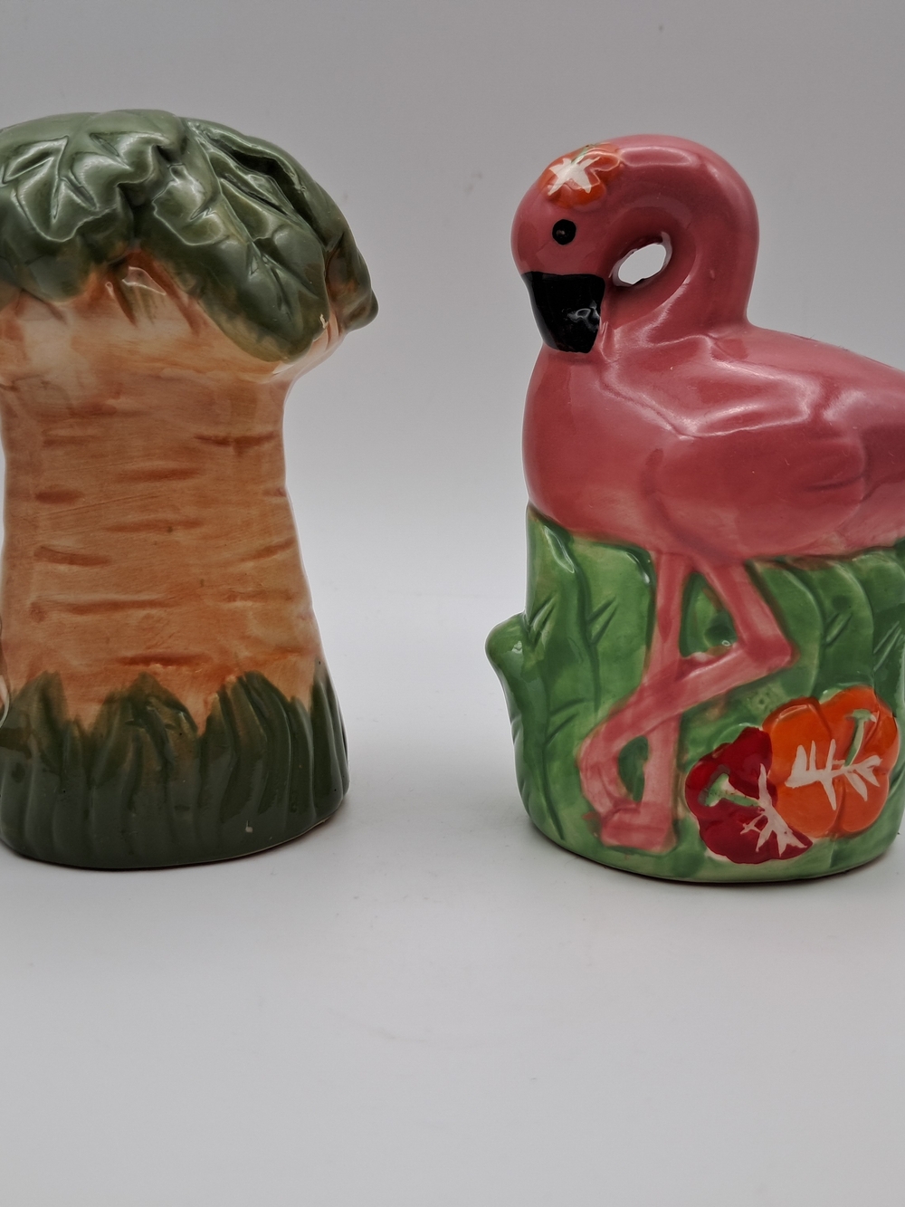 ​Retro Pink Flamingo & Palm Tree Salt & Pepper Shaker Set Island Decor EUC